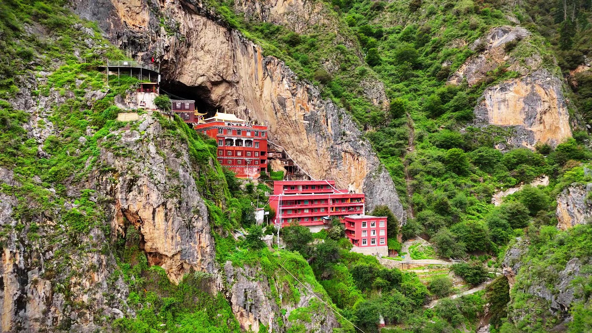 在川西,甘孜州得荣县县城东北方向约十几公里处,方圆三十多平方公里内