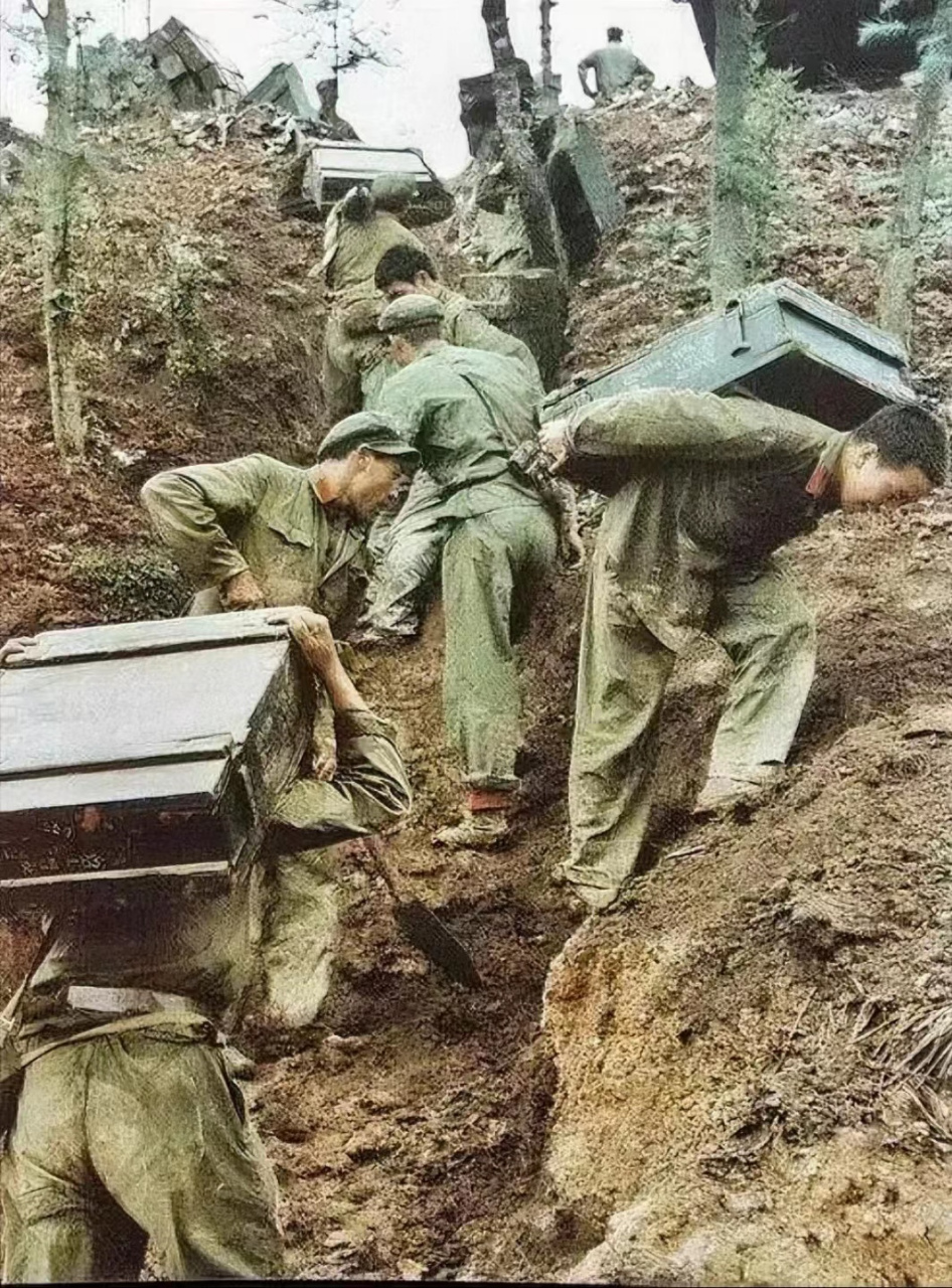 对越自卫反击战中的真实场景,解放军战士背负着一个沉重的木箱子,在