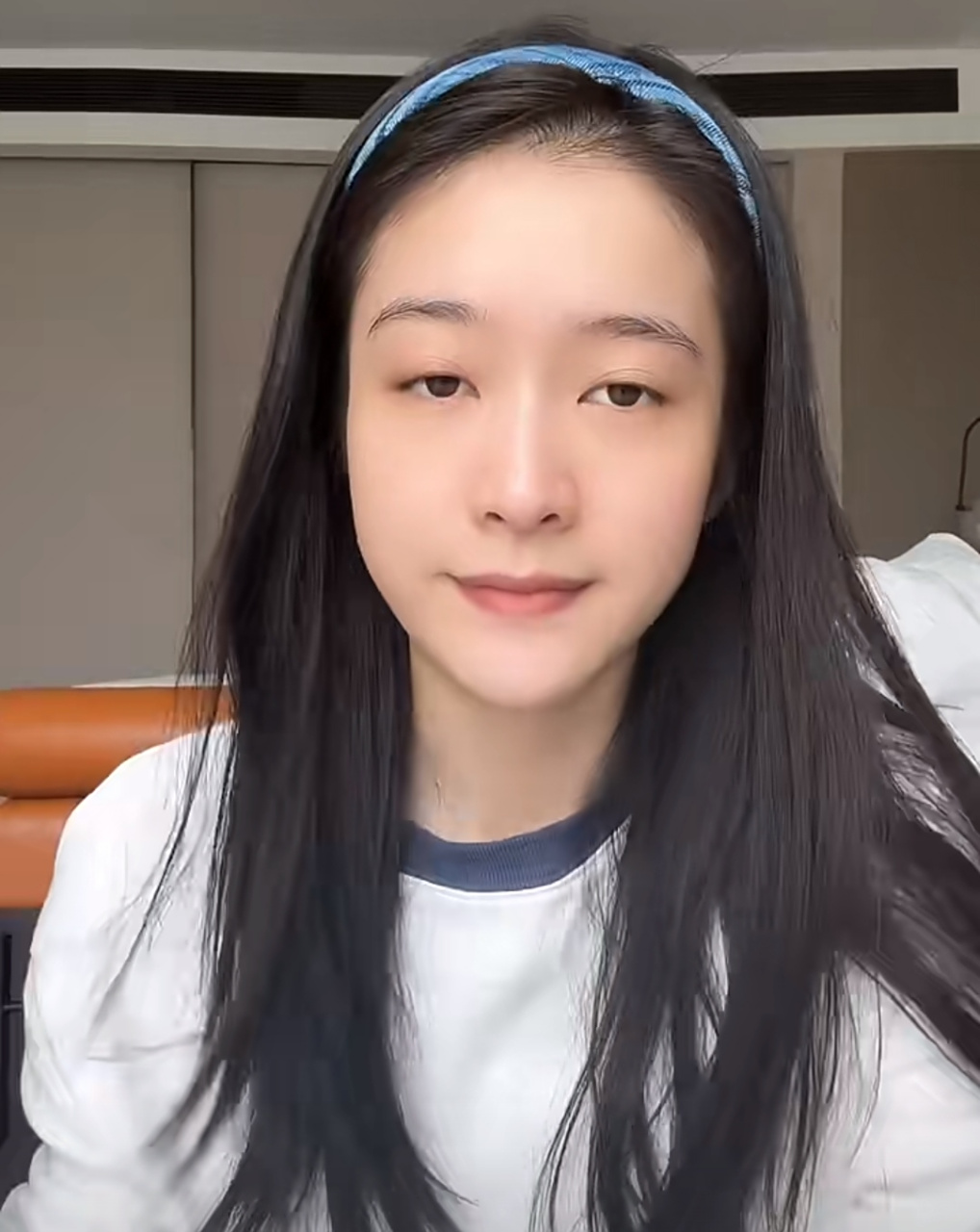 张雪迎晒素颜的样子,眼睛好像刚睡醒的状态,双眼皮也和平时不太一样