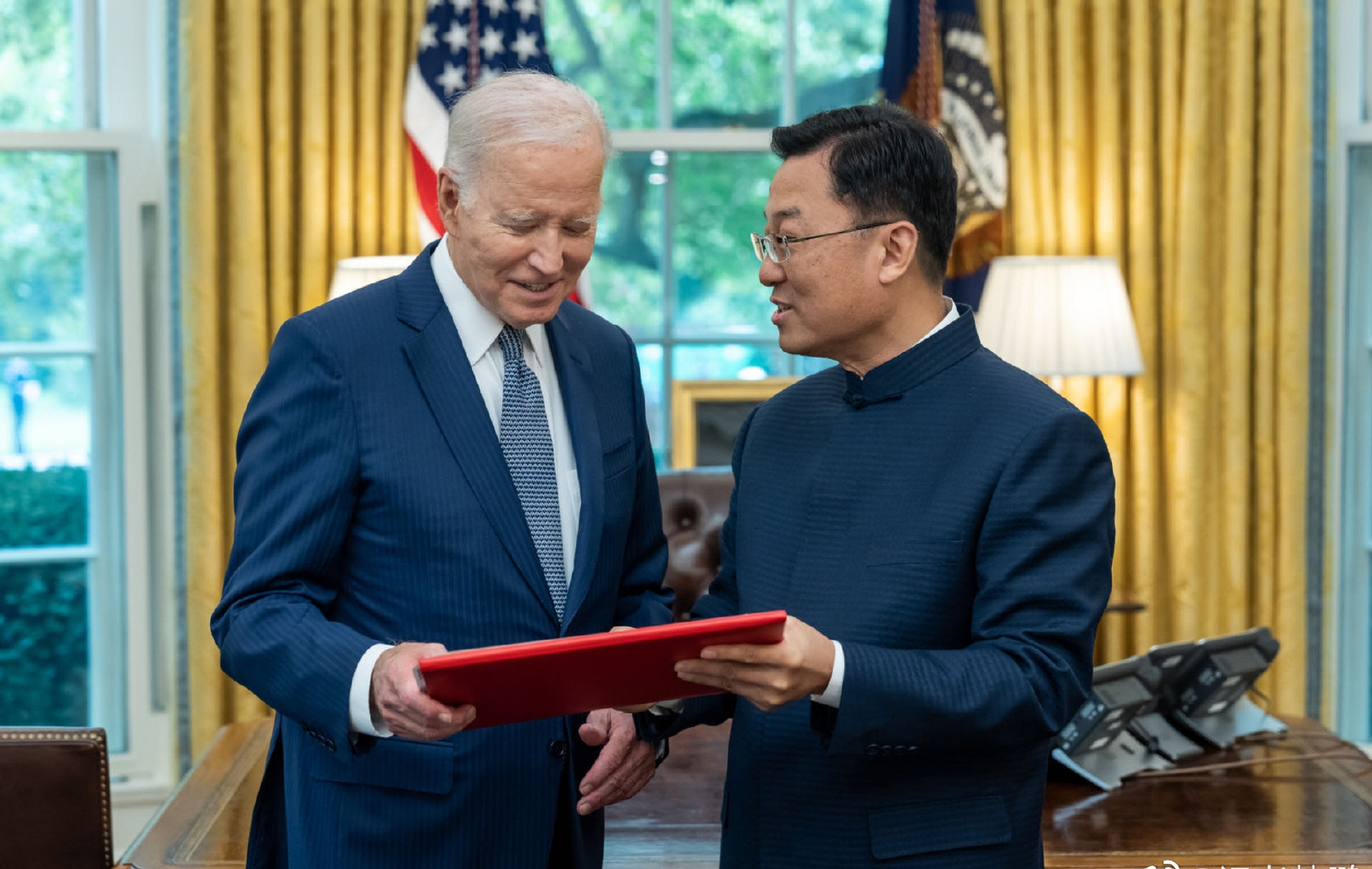 中国驻美大使谢锋夫妇穿传统服饰向拜登递交国书!