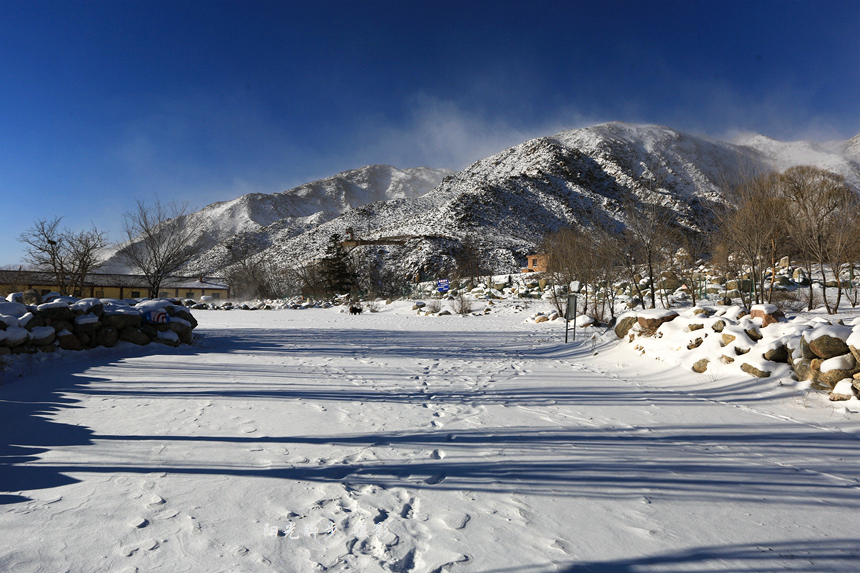 银川贺兰山雪景图片