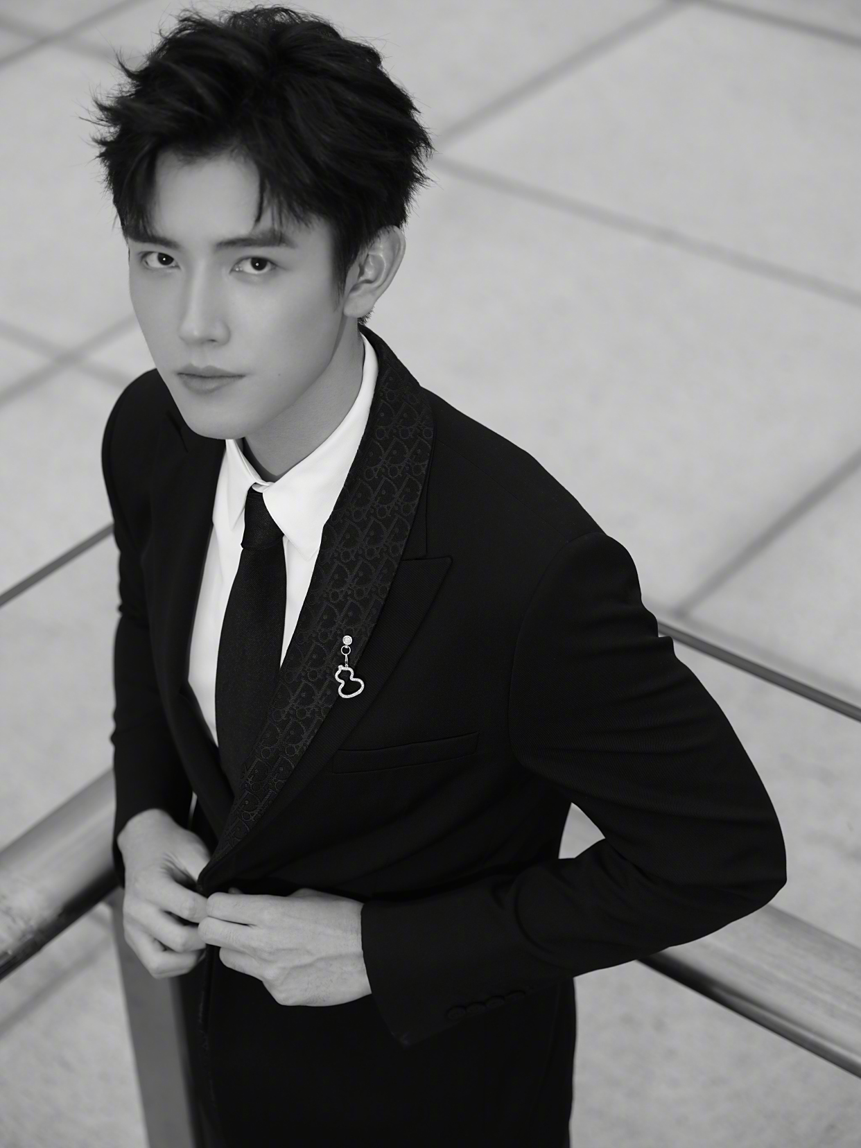 陈飞宇金鸡奖闭幕式造型,以一袭黑色西装造型亮相,绅士范儿十足