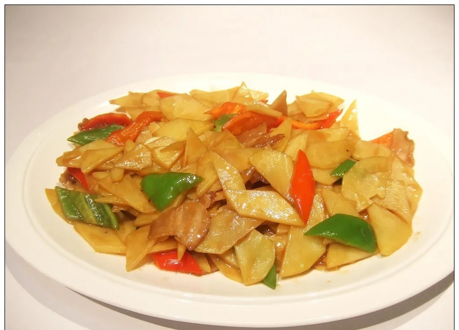 今天,就让我们来一起学习制作这道美味的青椒土豆片吧!