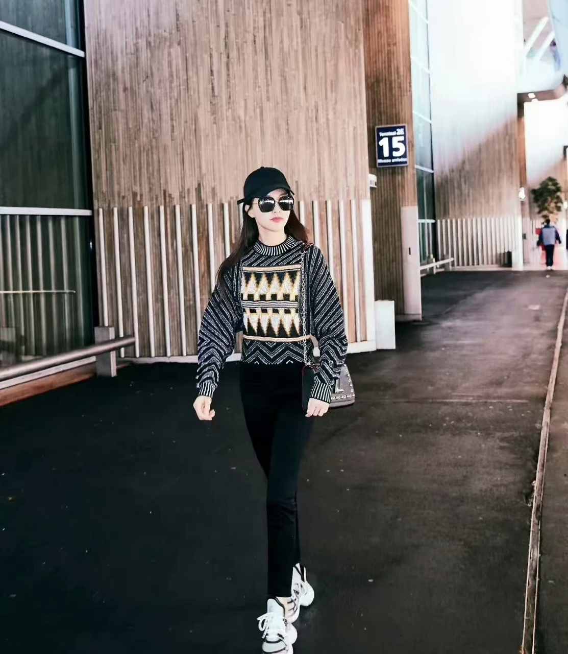 唐嫣机场的随拍,黑色的修身牛仔裤,配上灰色的上衣,头戴鸭舌帽,一股