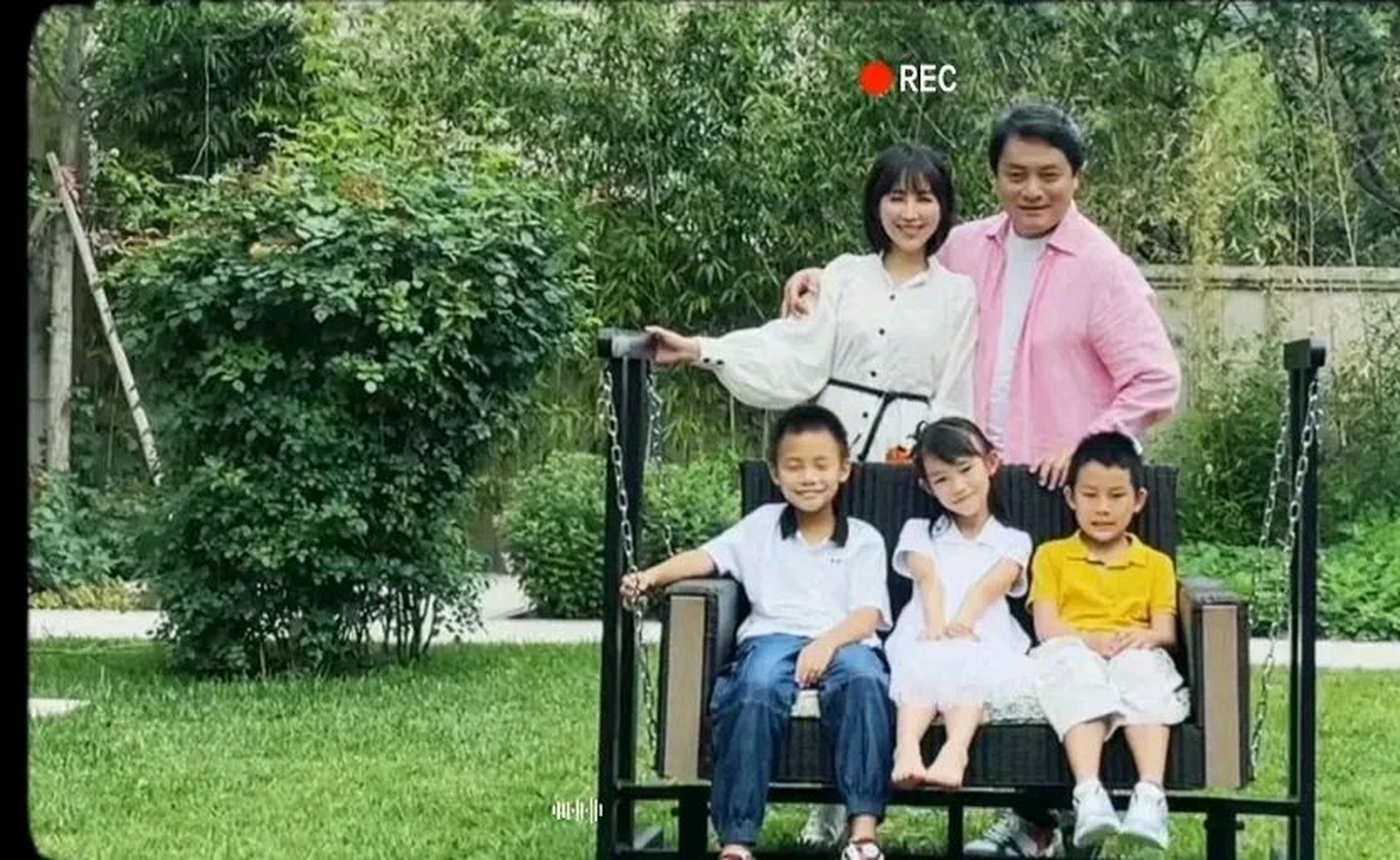 早前一家五口出游,岳丽娜一身白色衬衫裙尽显青春活力.