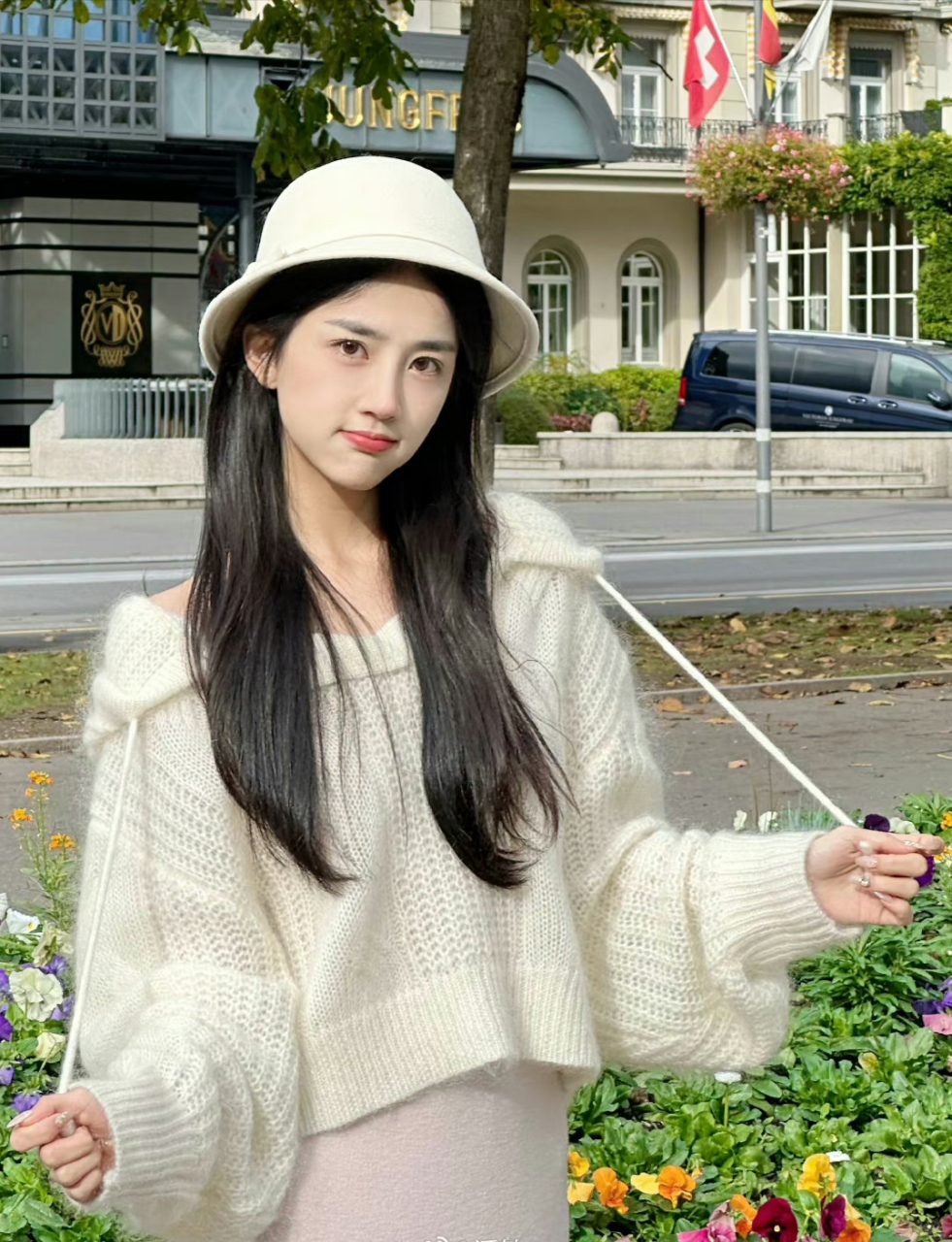 看潘敏这组照片,一头秀发配着这顶帽子,真的像归国华侨,看她清纯甜美