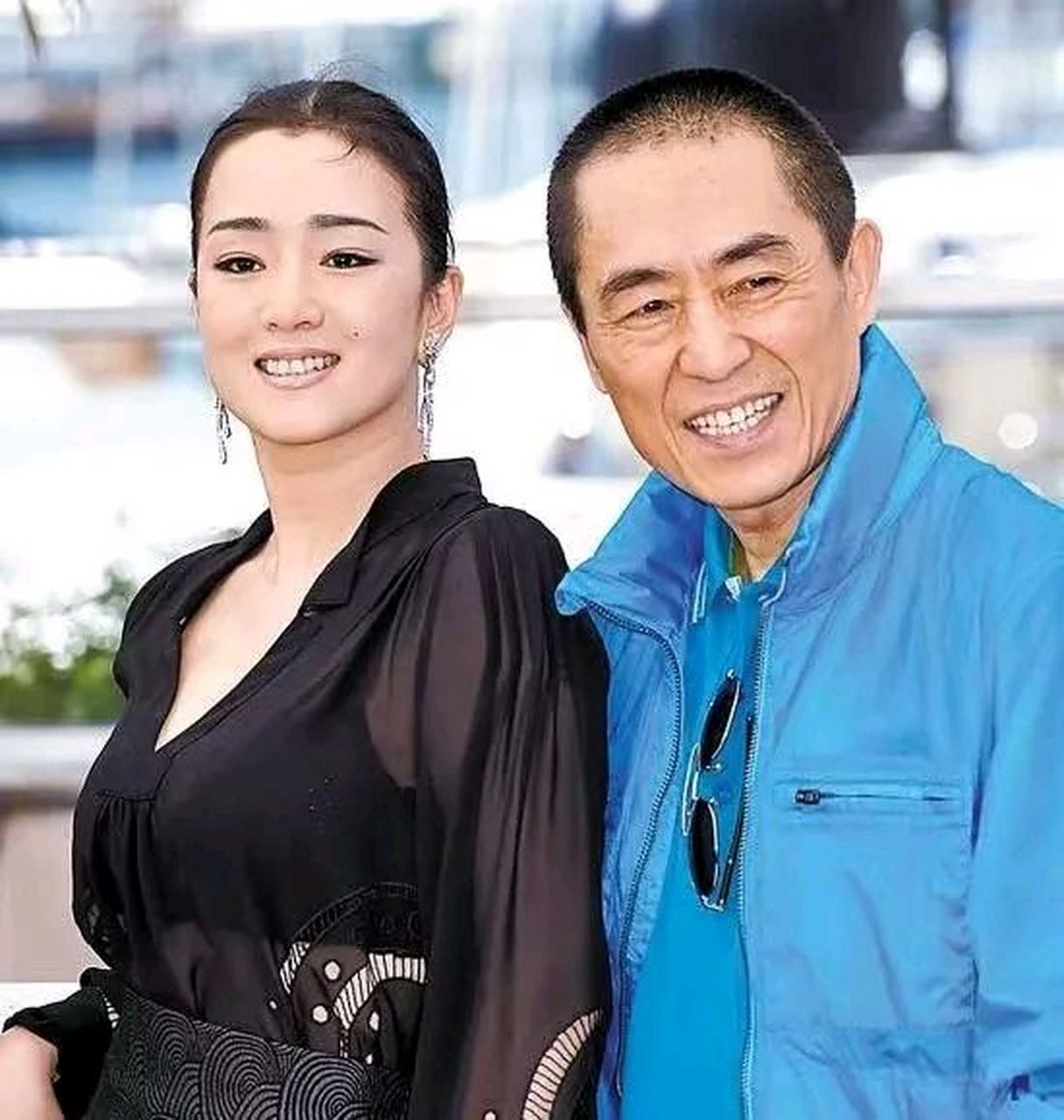 张艺谋和巩俐同居期间,有一次张末到家里来玩,巩俐看到张末来了,马上