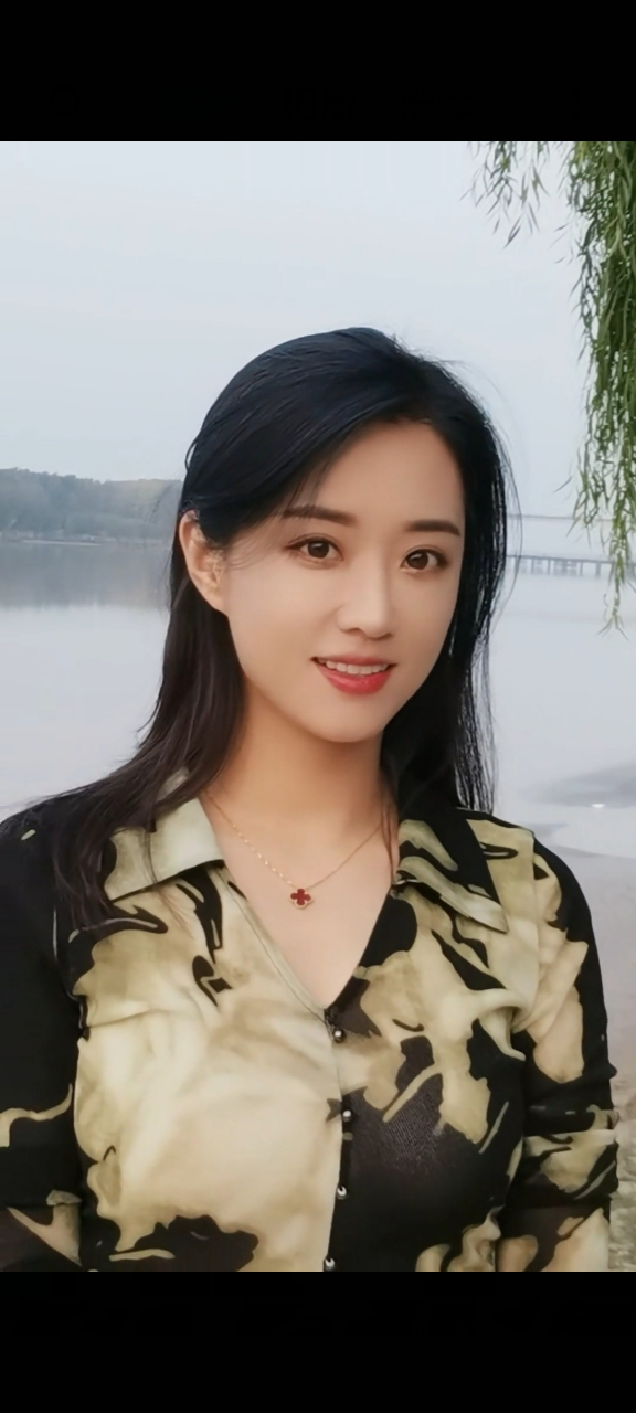 三妮阿姨是一位短视频博主,以独特的知性气质和阳光形象吸睛无数.