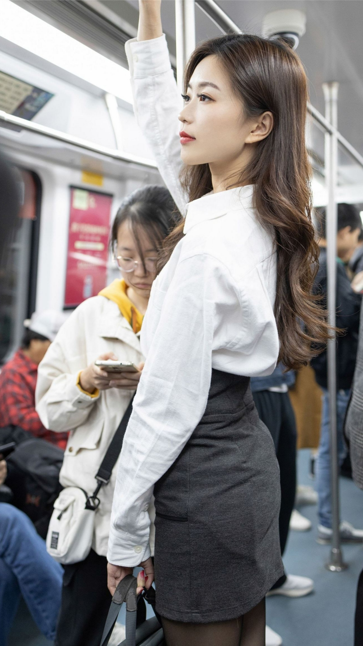 美女地铁站大胆写真