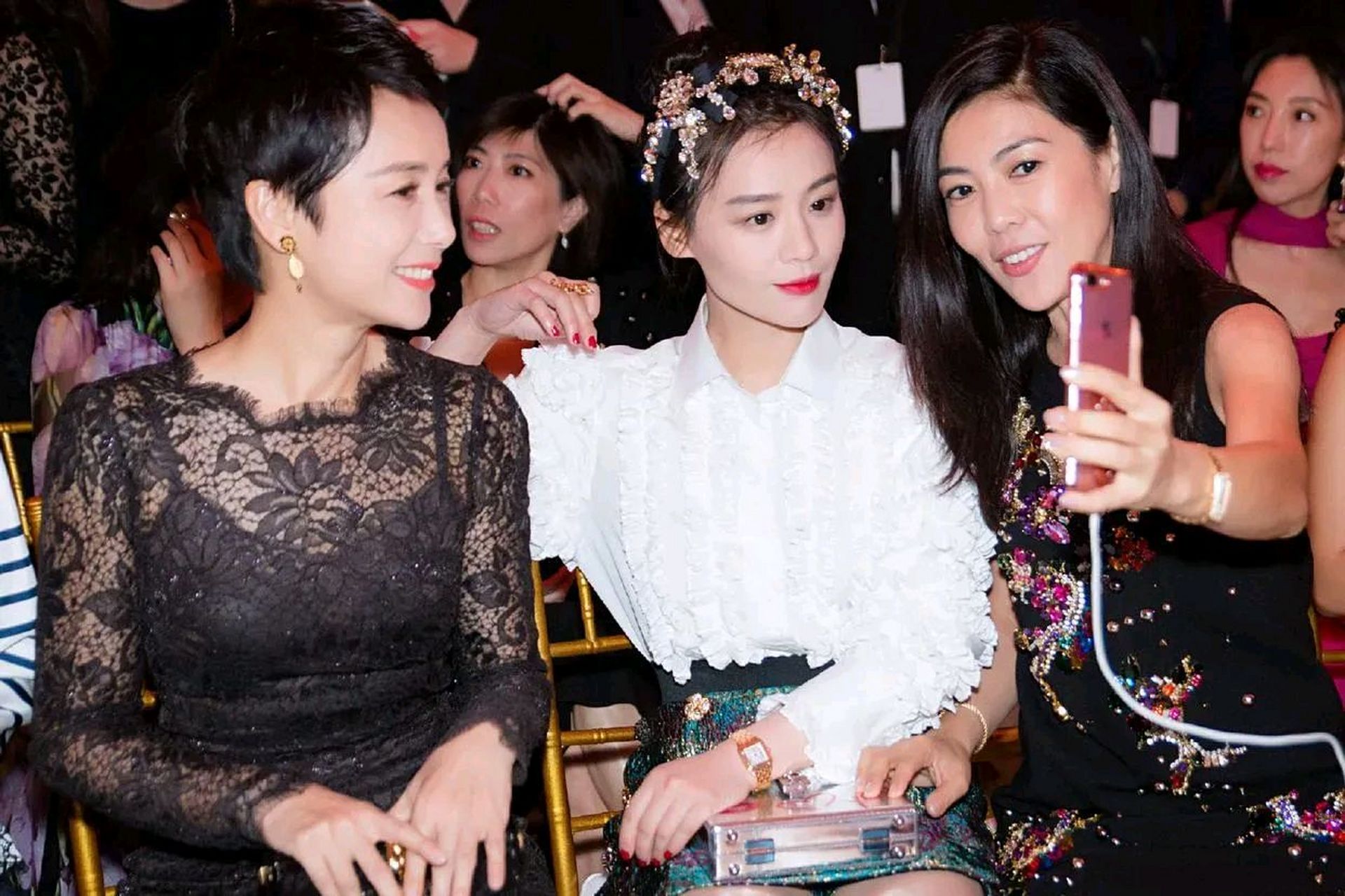 "  蒋雯丽笑着说:"你不用沾我光,说不定我还要沾你的光呢!