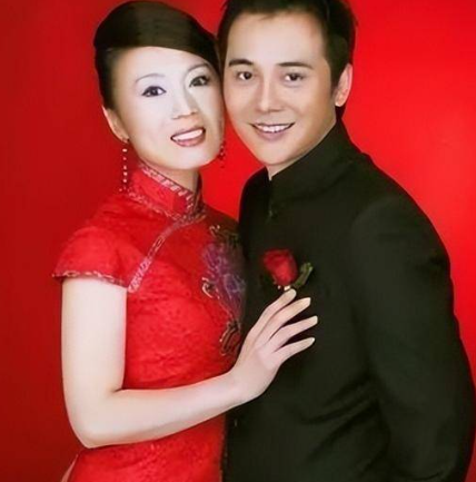 知名女星吴琼晒近况,与小15岁老公感情和谐,拍婚纱照得网友祝福