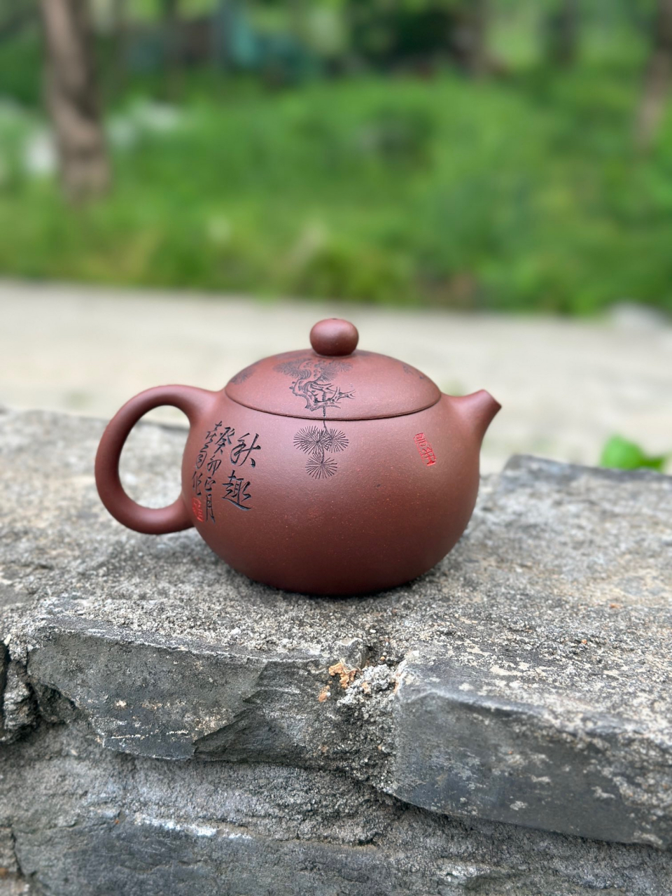 有"中华神刀"美誉  杨喜雨老师被誉为"中华神刀",身怀绝技,紫砂刻绘