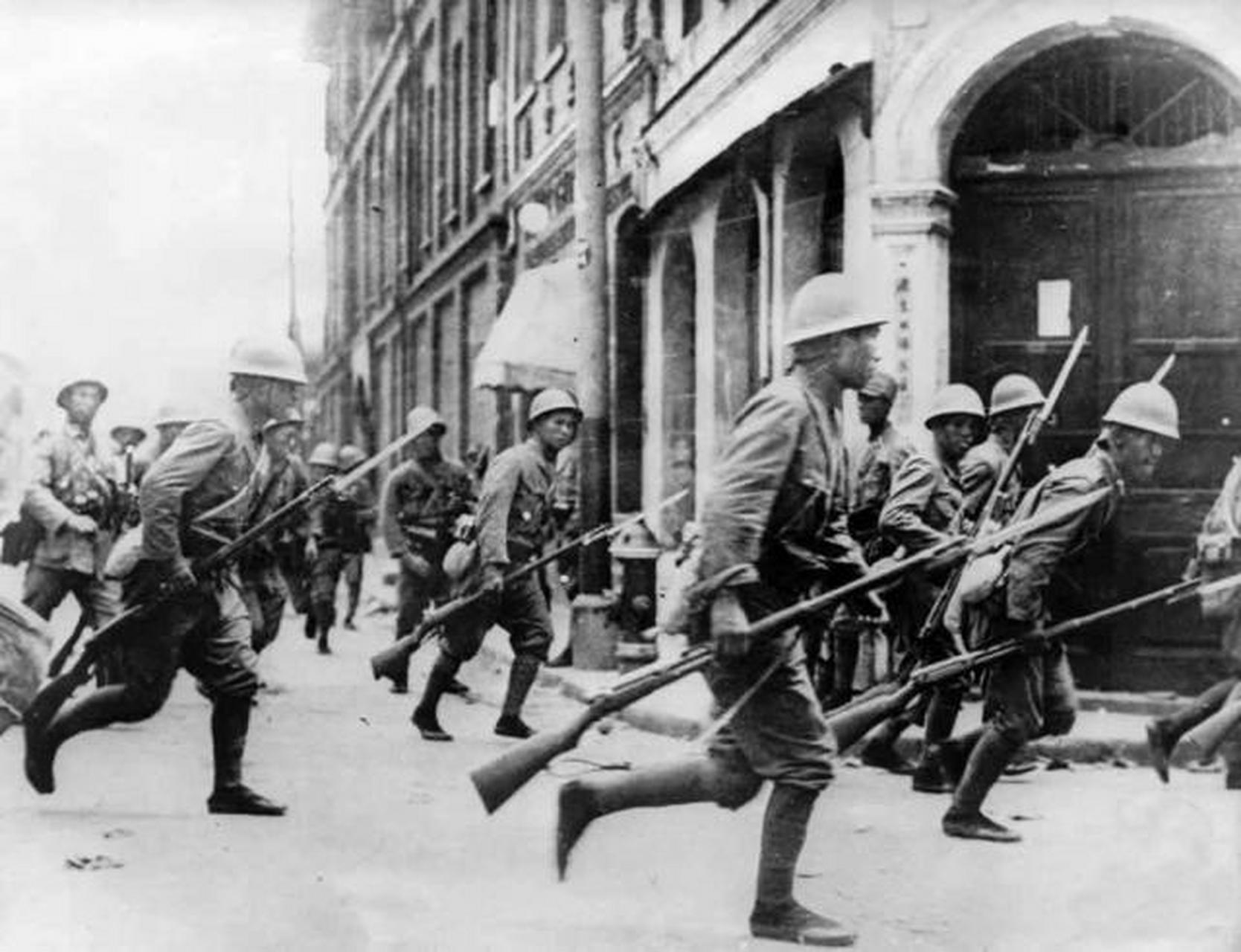 淞沪会战期间日军入侵上海市区的场景.