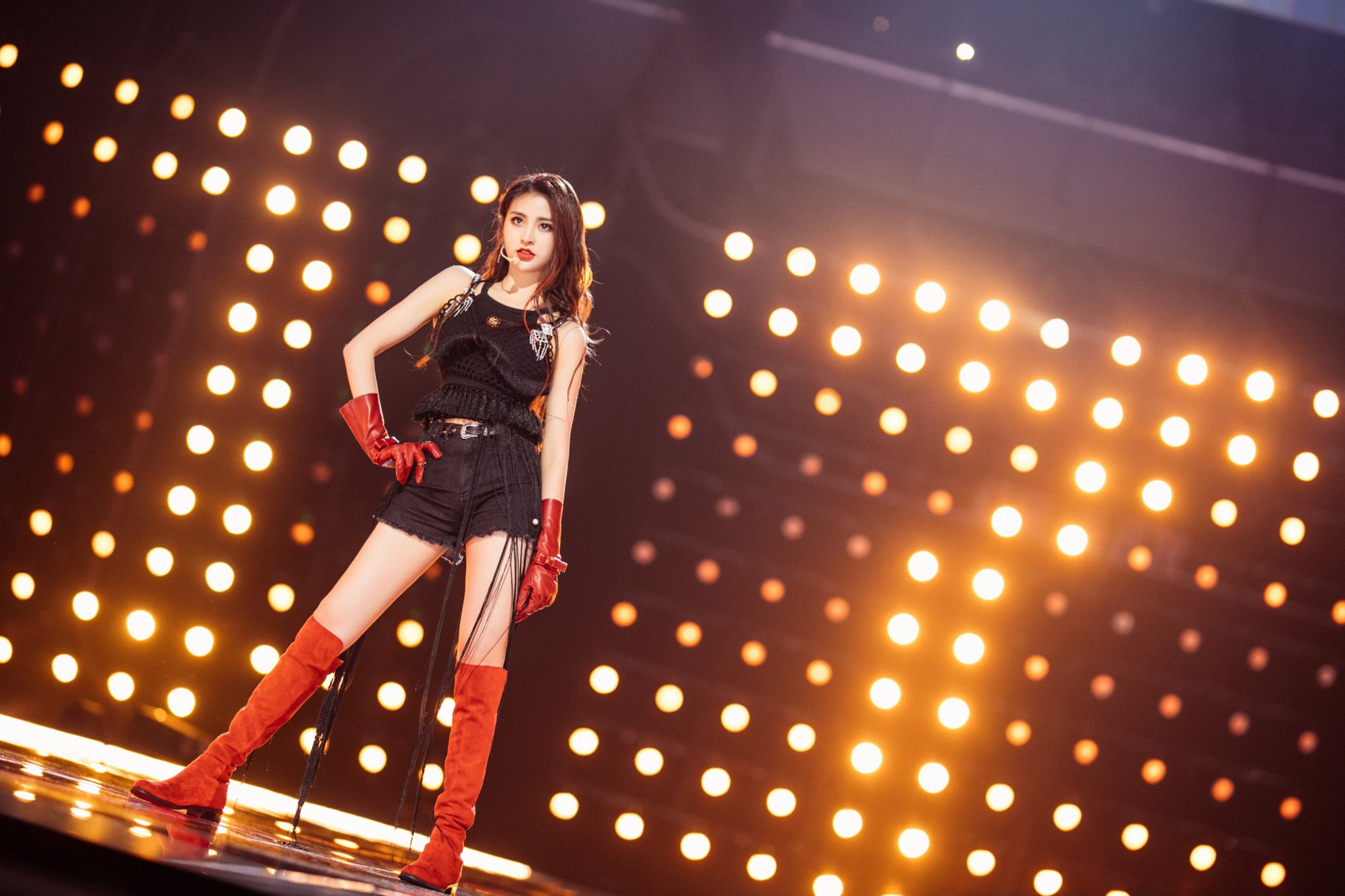 金子涵舞台造型,玫瑰烟熏妆搭配红色编发,洒脱妩媚且俏皮