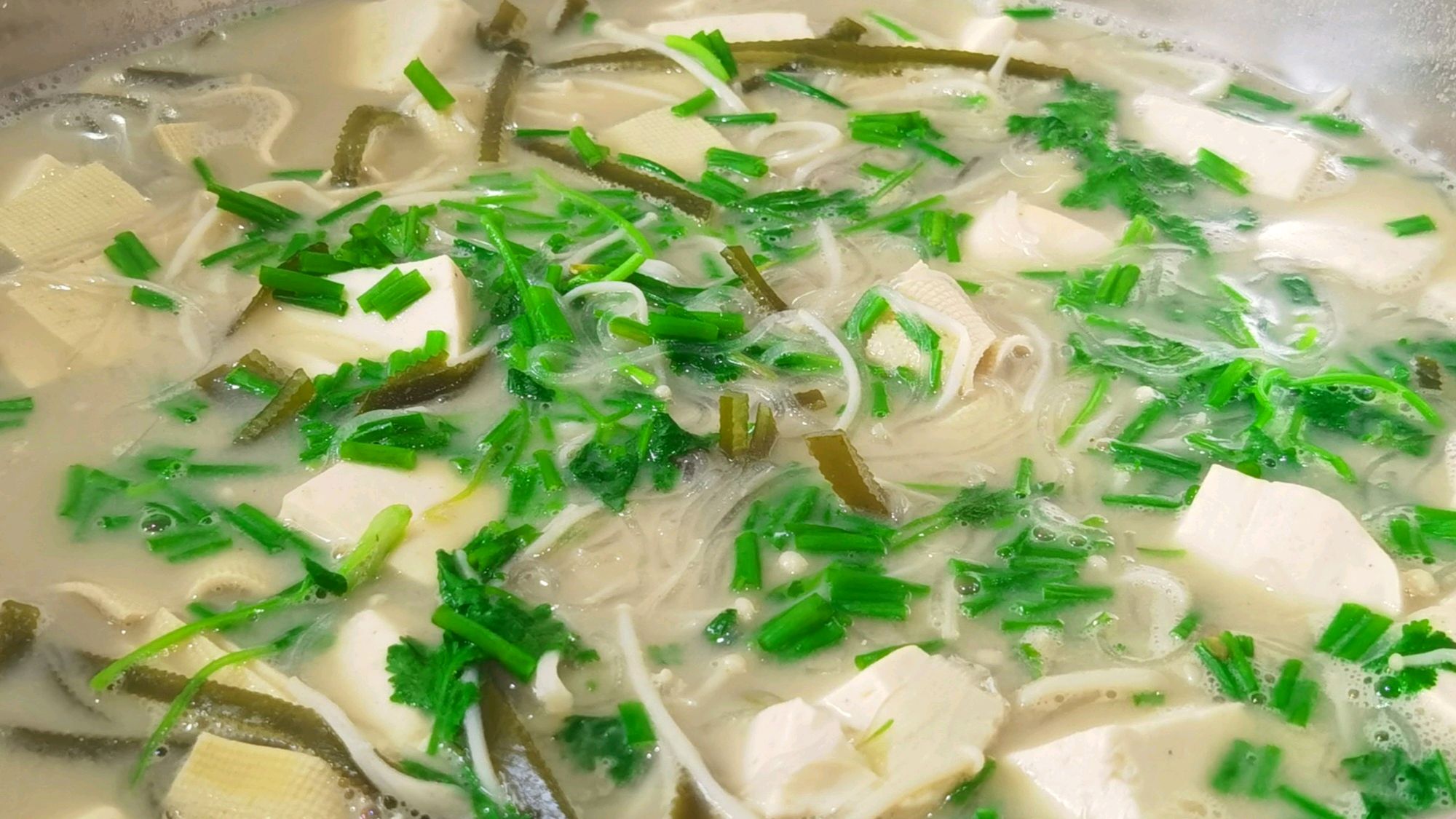 最新做法的鲫鱼汤奶白无腥味,鱼骨融入汤中还能补钙,先收藏起来