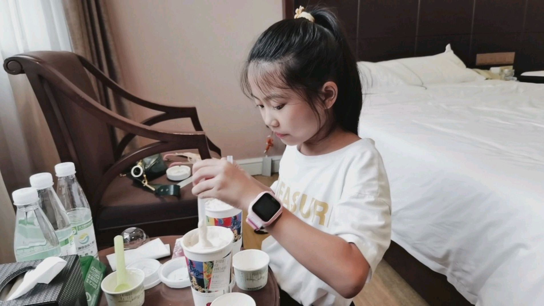 小艾在酒店做作业,妈妈给她点茶颜悦色,吃完状元包子去逛湘江