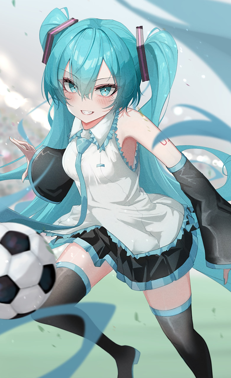 miku踢足球 画师:鋭川する#二次元美图# #我爱二次元# #初音未来