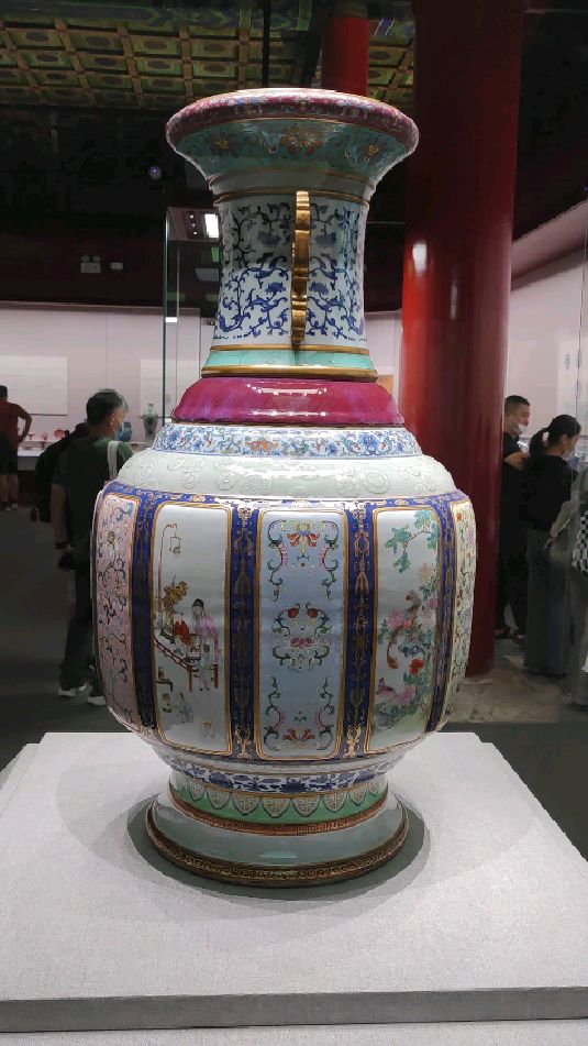 清乾隆各种釉彩大瓶,清乾隆年间景德镇御窑烧造,现藏北京故宫博物院.