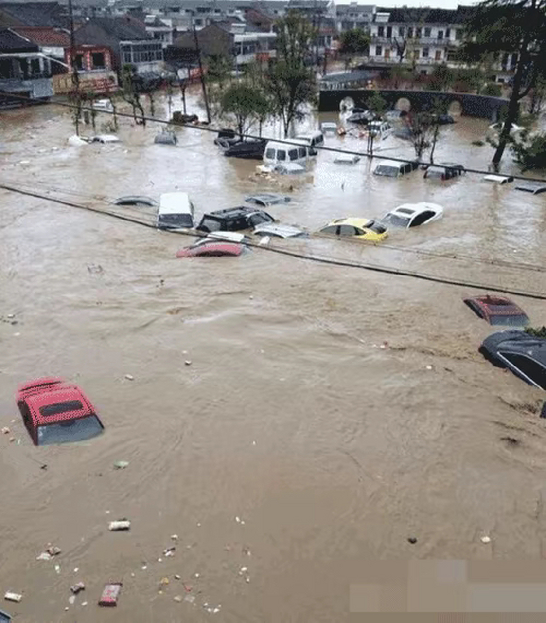 近日,杭州富阳地区突然遭遇山洪暴发,造成5人死亡,3人失联的悲剧.