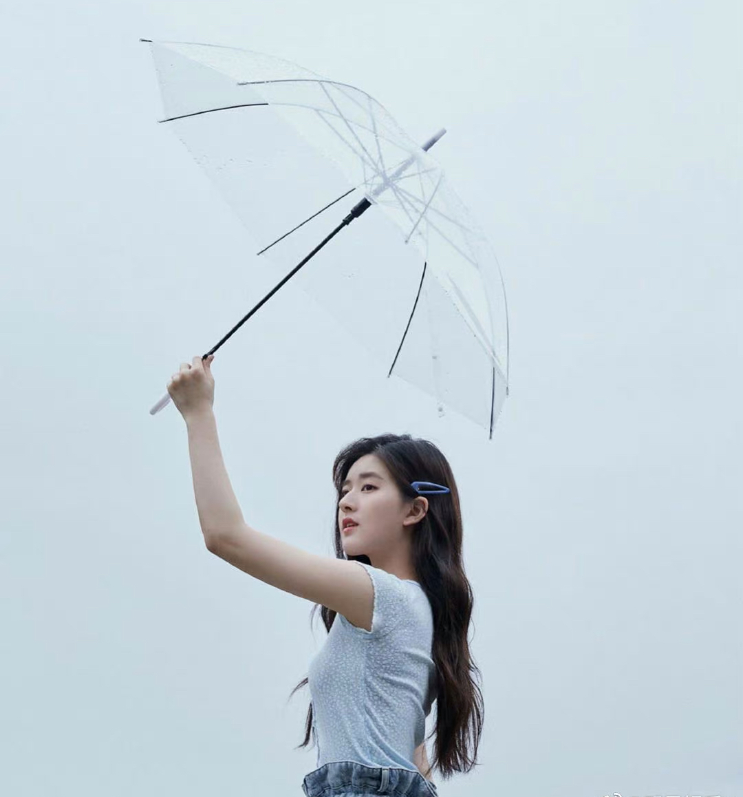 赵露思撑着伞在微微细雨中清纯可人的样子,仙气十足!