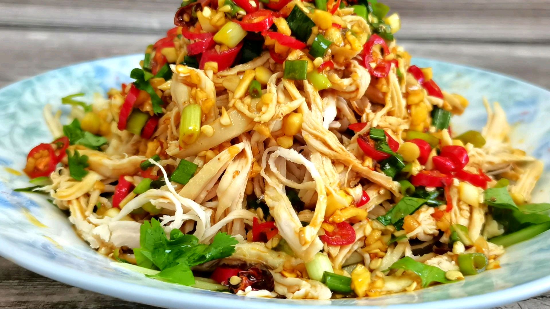 终于找到鸡胸肉最好吃的做法,不炒不炸,擀面杖一敲,美味又解馋