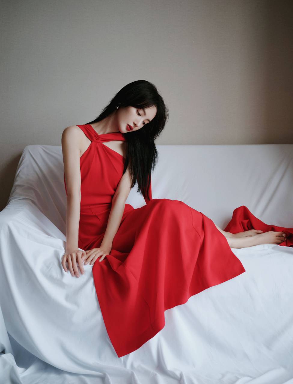 金晨穿红色长裙明媚娇美 身姿摇曳曲线妩媚#养眼美女# #九月动态激励