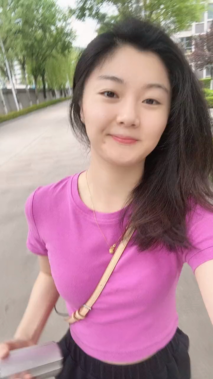 美女今天很朴素,显得很耐看