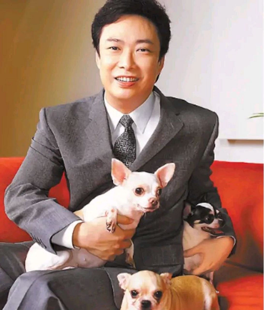 费玉清66岁了,仍然未婚,却攒下了20亿财产,每天和他相伴的是陪伴他16