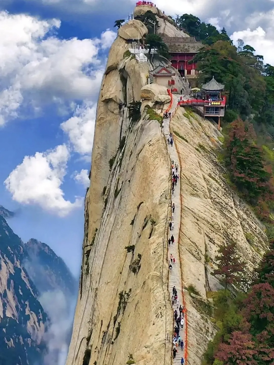 自古华山一条路,这个角度看华山,我也只敢看看不敢爬[捂脸]