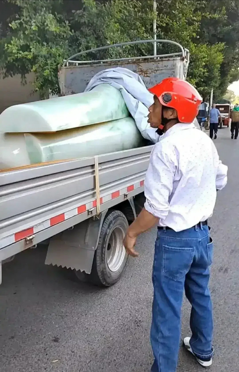 小贩下乡村卖棺材,小贩说这是仿玉石加工而成的玉棺,重达三百斤,质量