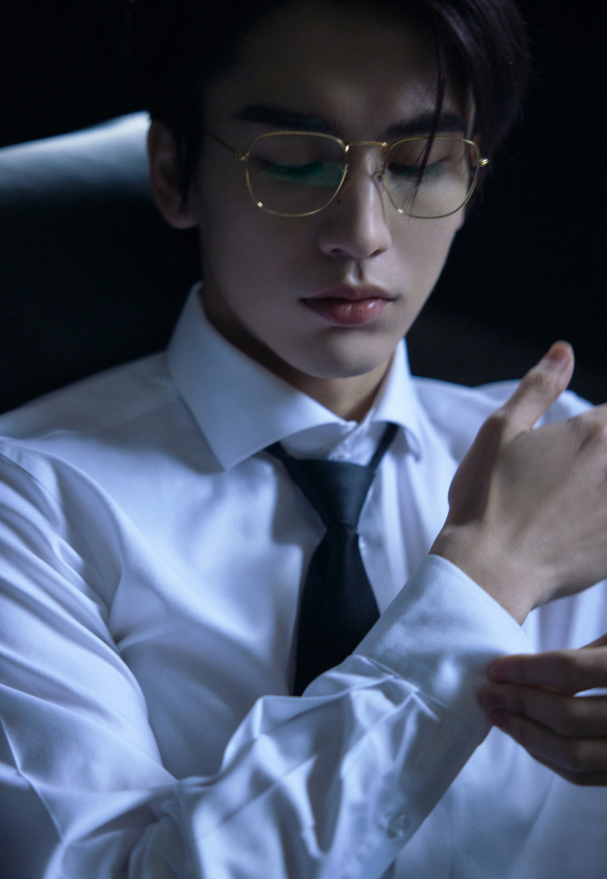 张凌赫这几张照片拍的太有感觉了,有种霸道总裁的既视感.#张凌赫#