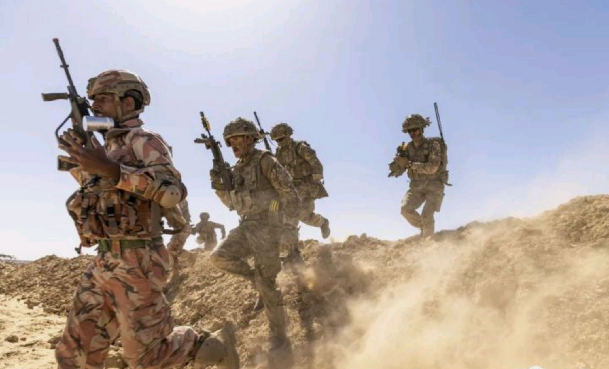 目前驻扎在阿曼境内的英国军队有2万多人,包括海,陆,空三军的将士.