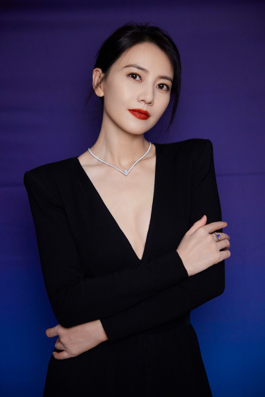 高圆圆这组黑色礼服照端庄大气,你可喜欢?#养眼美女# #明星