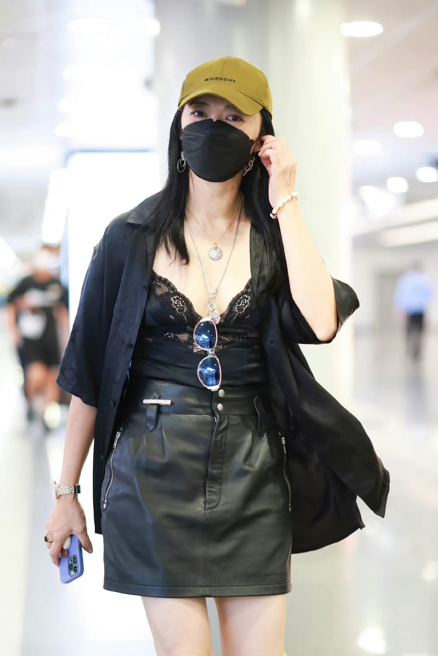 42岁姚晨走机场不低调,穿黑色蕾丝镂空背心搭配皮裙,头戴棒球帽,脚踩