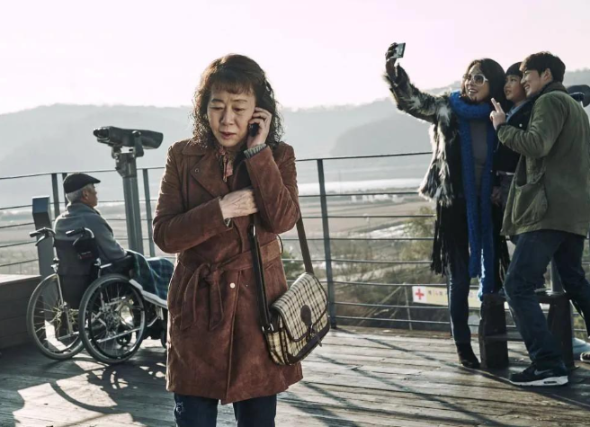 《酒神小姐》:65 岁站街女的挣扎,撕开老年人隐秘的 "情欲" 与 "隐痛"