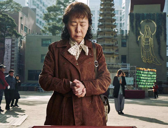 《酒神小姐》:65 岁站街女的挣扎,撕开老年人隐秘的 "情欲" 与 "隐痛"