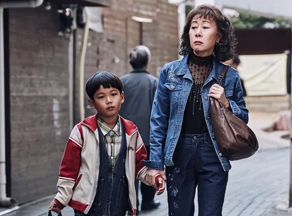 《酒神小姐》:65 岁站街女的挣扎,撕开老年人隐秘的 "情欲" 与 "隐痛"