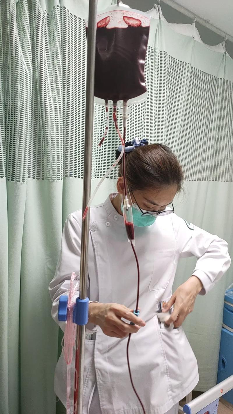 见义勇为给女孩输血时,竟发现是我亲女儿,我果断报警,家人慌了