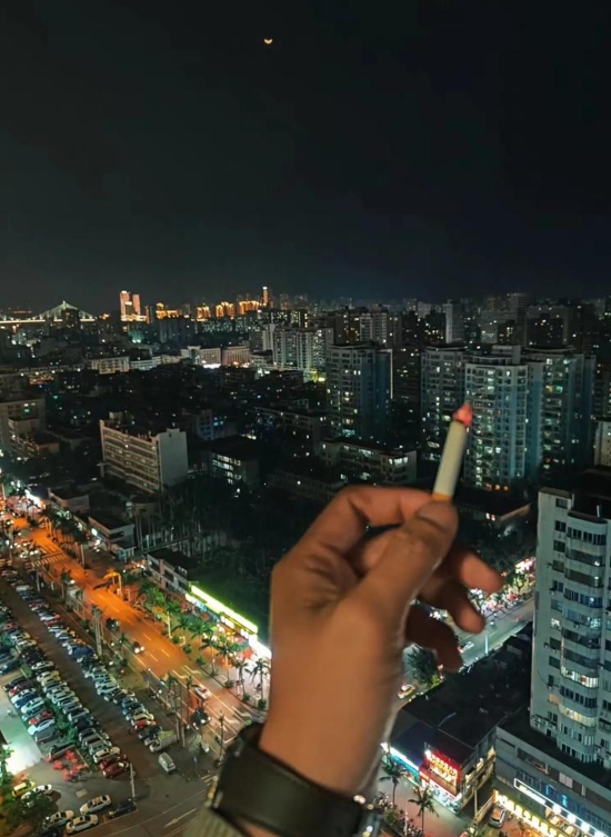 晚上十点,邻居在业主群骂我在阳台抽烟素质差!