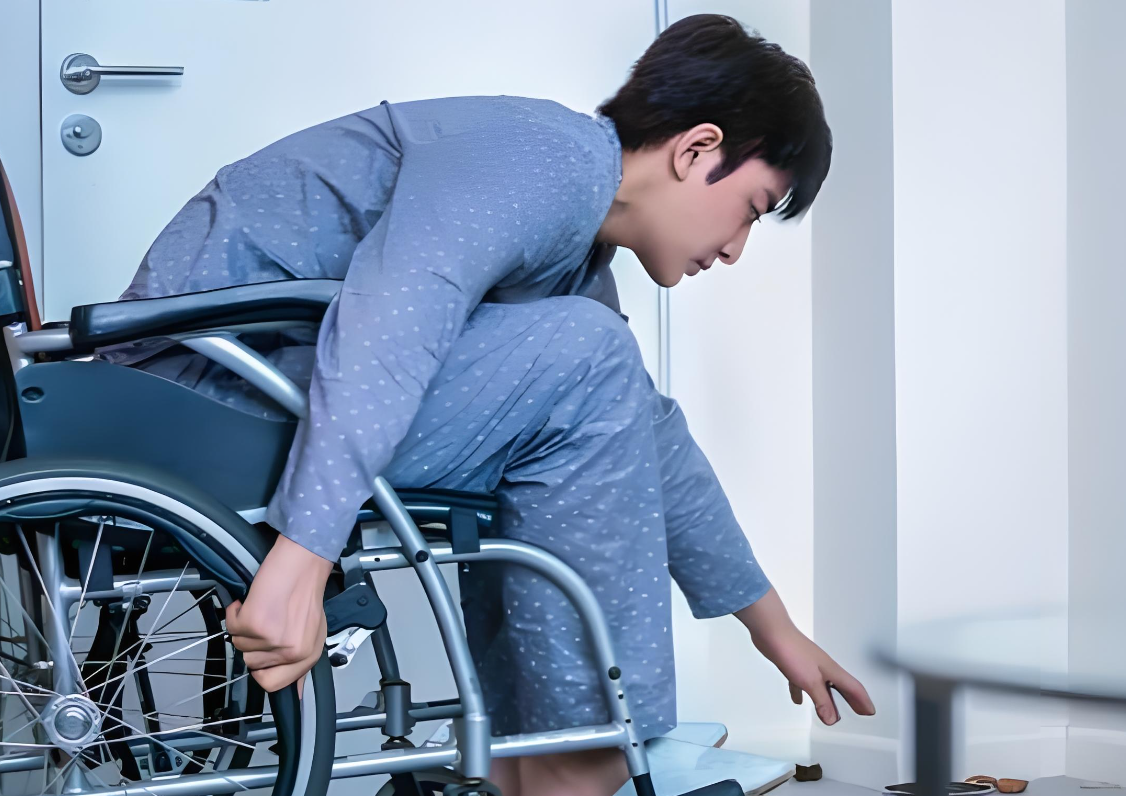 丈夫坐轮椅9年,只因妻子的一声求救,残疾丈夫竟下意识站了起来