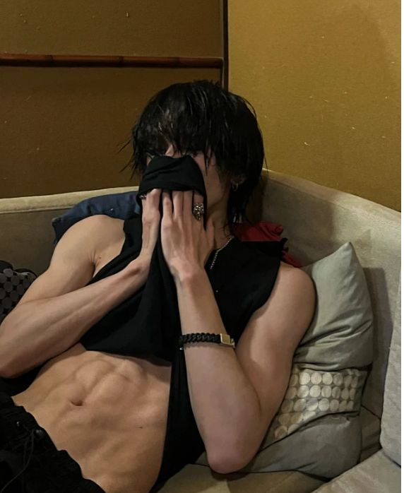 朋友说要送我一份大礼,我看向床上的八块腹肌的小伙,陷入沉思