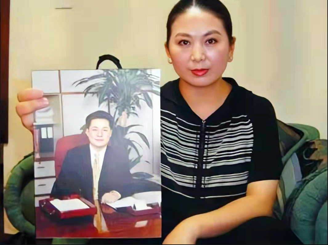 2006年袁宝璟走下法庭,含泪告别妻子,裹着白围巾被押进行刑车