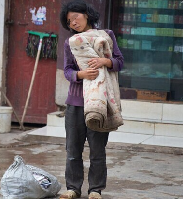 故事:女大学生因爱精神失常,意外怀孕生子,母亲得知后痛哭不已