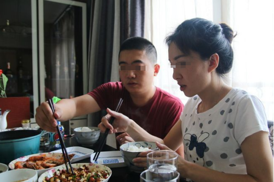 妻子与男闺蜜生下孩子,丈夫假装不知用心照料,周岁宴妻子傻了眼
