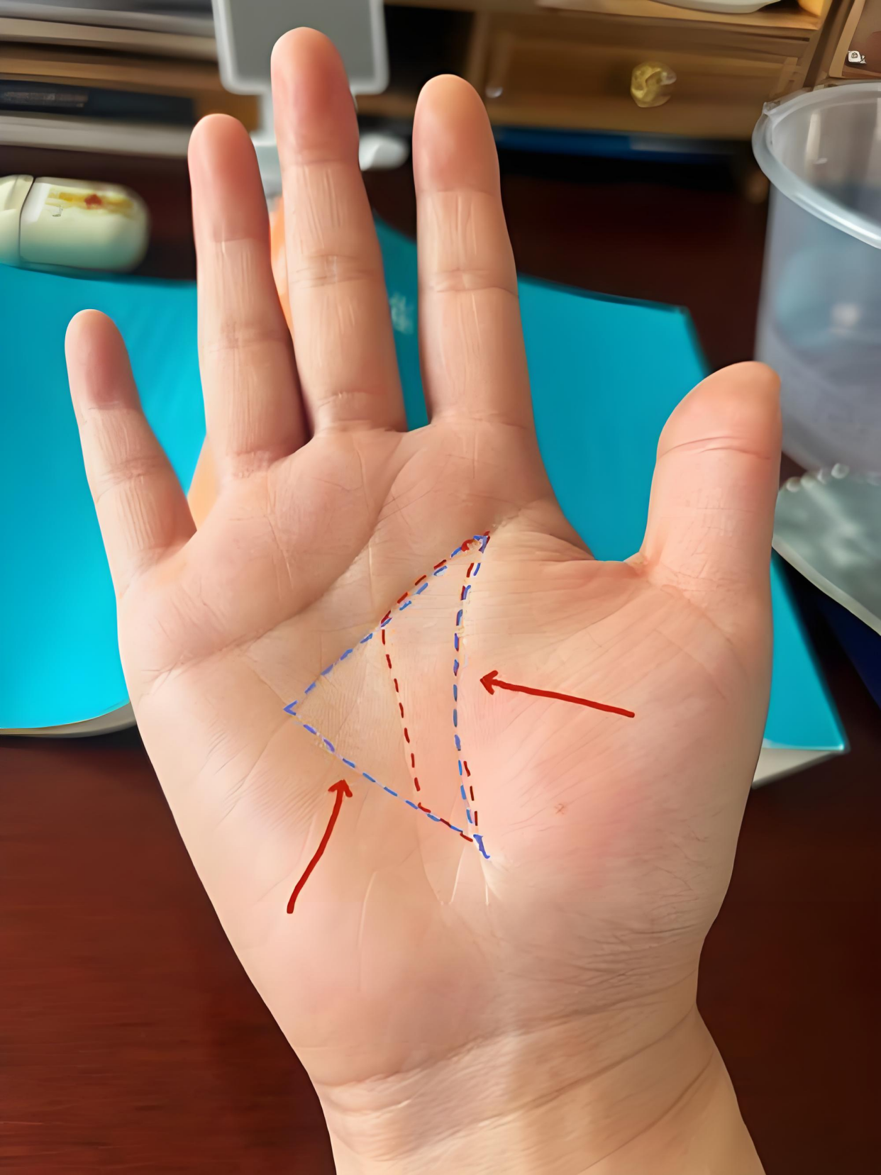 掌心预言:三角纹的出现,暗示你50岁后命运齿轮开始转动