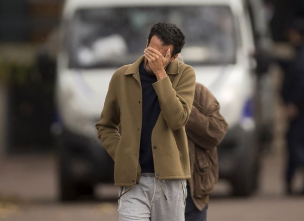 发现妻子出轨,丈夫带小舅子赶去抓人,看见对方的脸后却当场傻眼