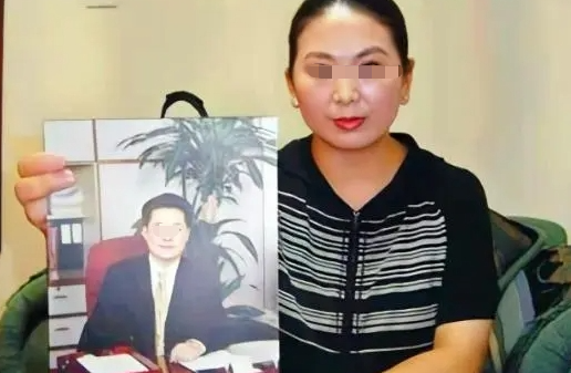 2006年袁宝璟被判死刑,与妻子告别后被押火葬场,行刑前表情镇定