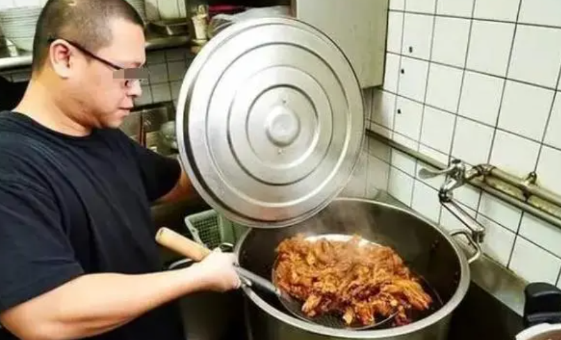 回顾:陕西牛大碗人肉案王琦被执行死刑,临刑前哭着抽完2根烟