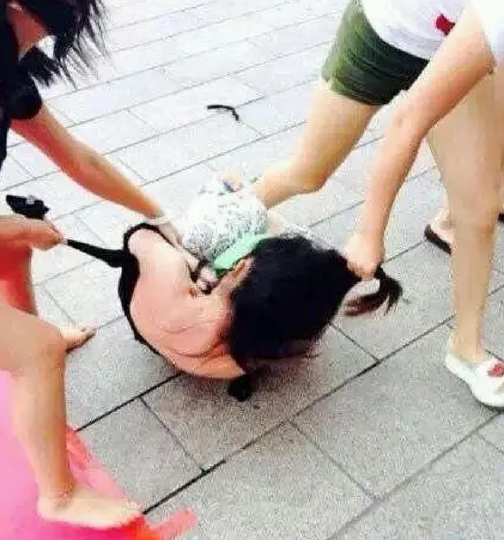 回顾:当街砍死小三的女子,临刑前只留下了9个字,丈夫悔不当初