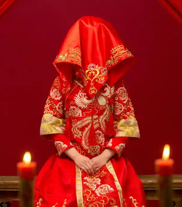 结婚昨晚,婆婆送我一件红色嫁衣,我把嫁衣拍到群里,群友:别穿